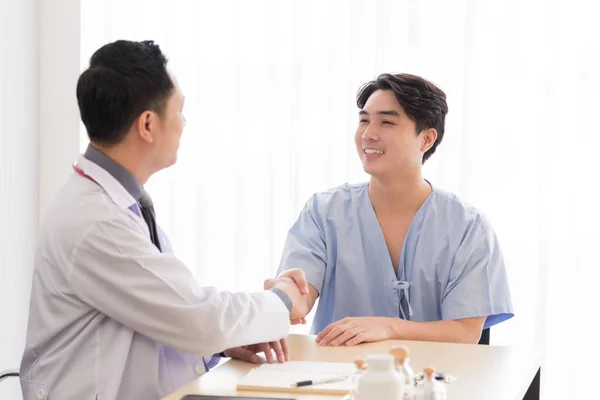 Азіатський Лікар Професійній Роботі Обговорює Підбадьорює Свого Пацієнта Щастям Надією — стокове фото