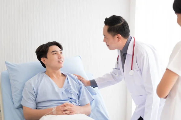 Doktor ve hemşire yataktaki semptomlarla ilgileniyorlar..