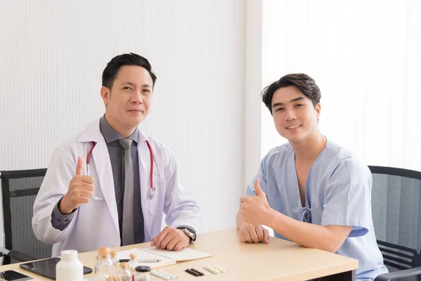 Asiatische Arzt Professioneller Arbeitsuniform Diskutieren Und Jubeln Seinen Patienten Mit — Stockfoto