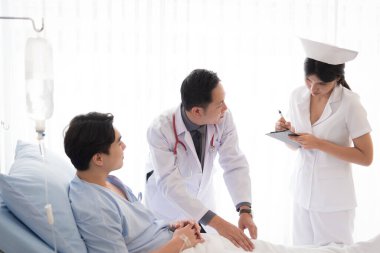Profesyonel üniformalı doktor hastasıyla ilgileniyor ve semptomları teşhis ediyor..