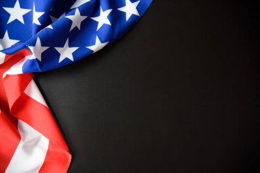 Metin eklemek için kopyalama alanı olan koyu arkaplan üzerine renkli Amerikan bayrağı.