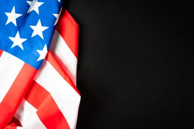 Metin eklemek için kopyalama alanı olan koyu arkaplan üzerine renkli Amerikan bayrağı.