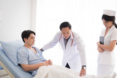 Profesyonel üniformalı doktor hastasıyla ilgileniyor ve semptomları teşhis ediyor..