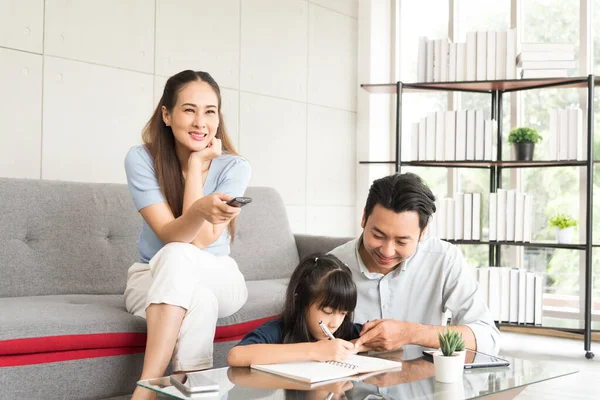 Portrait Fille Heureuse Assise Faisant Ses Devoirs Relaxant Avec Famille — Photo