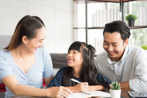 Fille Heureuse Assise Faisant Ses Devoirs Relaxant Avec Son Père — Photo