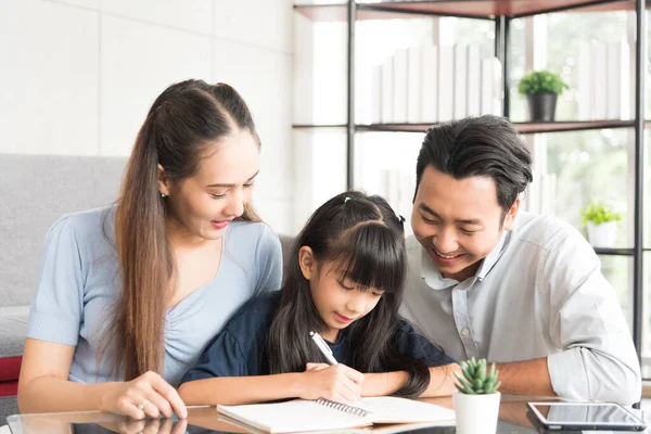 Fille Heureuse Assise Faisant Ses Devoirs Relaxant Avec Son Père — Photo