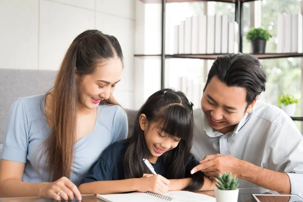 Fille Heureuse Assise Faisant Ses Devoirs Relaxant Avec Son Père — Photo