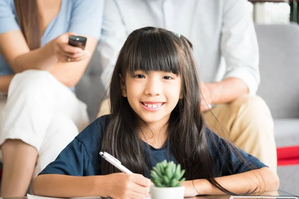 Portrait Fille Heureuse Assise Faisant Ses Devoirs Relaxant Avec Famille — Photo