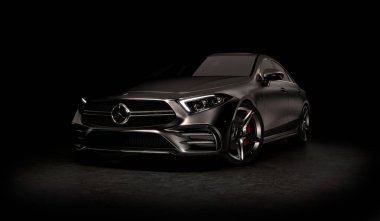 Almaty, Kazakistan - Ocak 10.2022: Mercedes-Benz AMG CLS 53 4MATIC Stüdyoları siyah arka planda. 3d hazırlayıcı