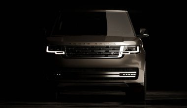 Almaty, Kazakistan - 15 Mayıs 2022: Yeni Land Rover Rover 2022 karanlık arka planda izole edildi. 3d hazırlayıcı