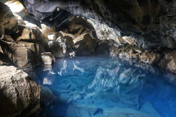 Grjotagja mağara suyu Kuzey İzlanda 'da