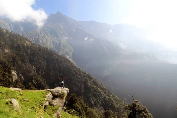 Dharamshala, Himachal Pradesh, Hindistan 'daki Triund' da gün doğumu