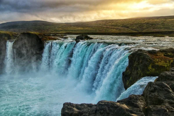 Gün batımında Godafoss şelalesi, İzlanda