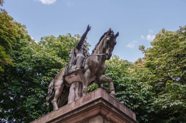 Paris 'te bir parkta ata binen bir adamın satatesi.