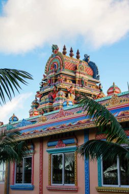 Hindu dini binasının güzel manzarası, tapınak, canlı renklerle