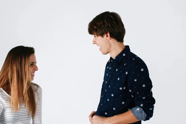 놀란 표정의 어린 소년 과 여자 친구가 웃는 모습 — 스톡 사진