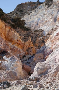 Vahşi Yunan adası Milos 'ta kırmızı ve turuncu sülfür kayalıkları