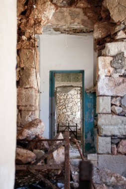 Milos adasındaki terk edilmiş bir sülfür madeninde paslı kapılar ve yataklar.