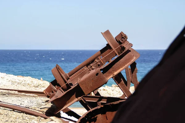 Σκουριασμένο και εγκαταλελειμμένο βαγόνι με τη θάλασσα πίσω του — Φωτογραφία Αρχείου