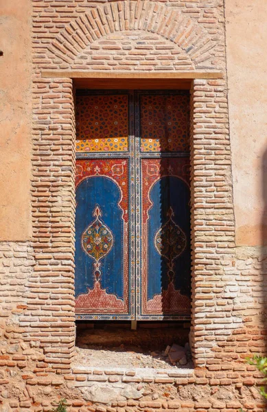Marakeş 'teki eski Arap binasının renkli kapısı