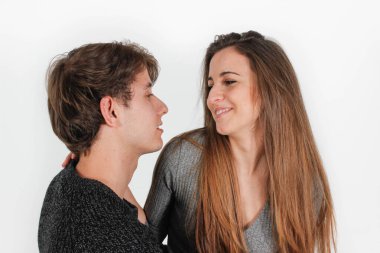 Uzun saçlı güzel bir çift birbirlerine bakıp gülümsüyor.