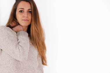 Kameraya bakarken hayal kırıklığı hisseden genç bir kız.