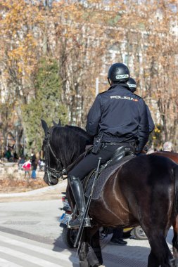 Madrid, İspanya - 1 Kasım 2021: Sokakta ata binen polis