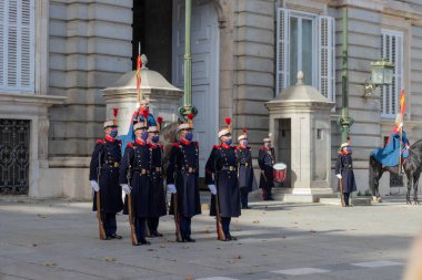 Madrid, İspanya - 1 Kasım 2021 Madrid kraliyet sarayında muhafız değişimi