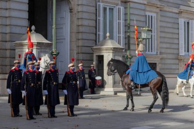 Madrid, İspanya - 1 Kasım 2021 Madrid kraliyet sarayında muhafız değişimi