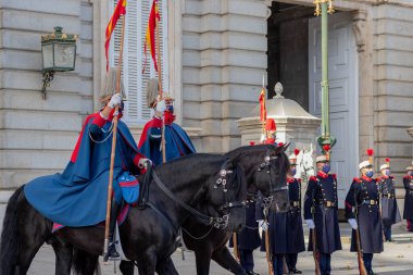 Madrid, İspanya - 1 Kasım 2021 Madrid kraliyet sarayında muhafız değişimi