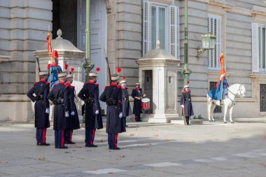 Madrid, İspanya - 1 Kasım 2021 Madrid kraliyet sarayında muhafız değişimi