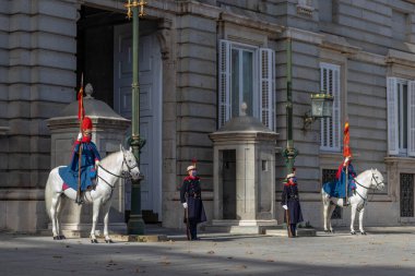 Madrid, İspanya - 1 Kasım 2021 Madrid kraliyet sarayında muhafız değişimi
