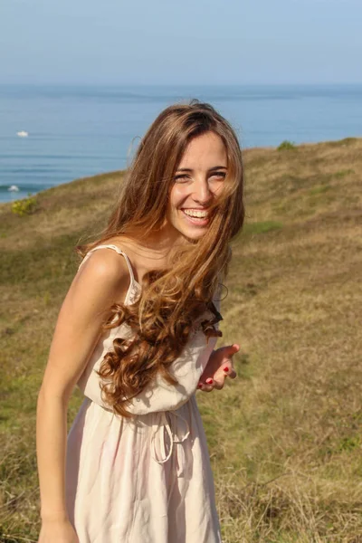 Νέα μακριά μαλλιά κορίτσι γελώντας και χαμογελώντας νιώθοντας ευτυχισμένη — Φωτογραφία Αρχείου