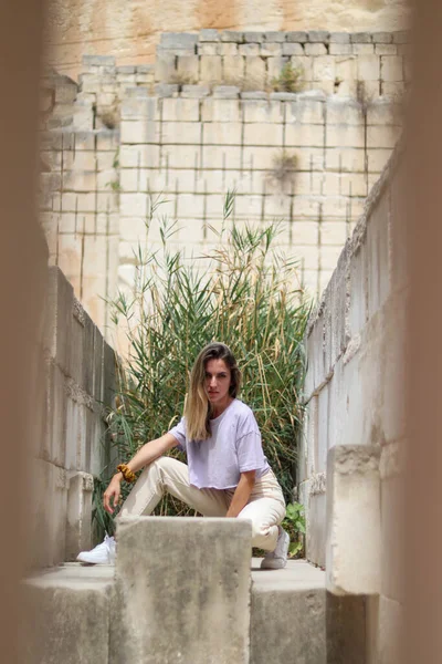 Retrato de mujer en una cantera de piedra arenisca de Litica, Menorca — Foto de Stock