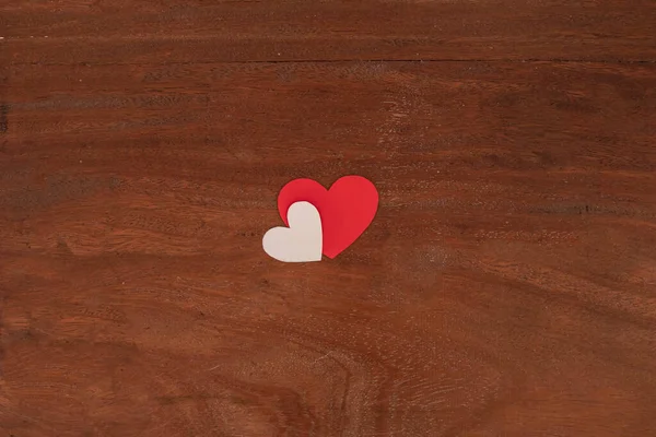 Izolované červené a bílé srdce různých velikostí na rustikálním dřevěném pozadí na Valentýna — Stock fotografie