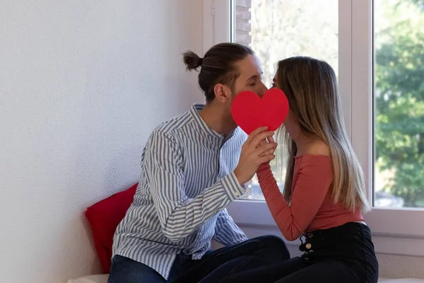 Casal Apaixonado Beijando Atrás Coração Vermelho Dia Dos Namorados — Fotografia de Stock