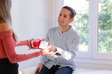 Erkek arkadaşı sevgilisine sevgililer günü hediyesi veriyor.