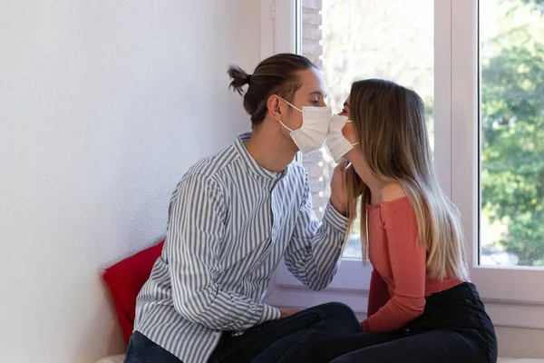 Ετεροφυλόφιλο ζευγάρι που φιλιέται χαρούμενο με μάσκα προσώπου μετά την καραντίνα — Φωτογραφία Αρχείου