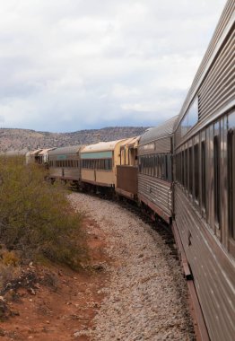 Arizona, çöl manzarasında çalışan eski tren vagonları.