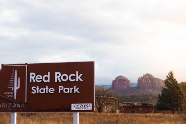 Arka planda katedral rock olan Red Rock State Park tabelası