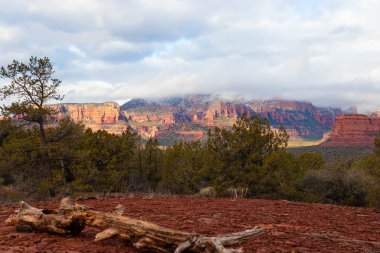 Manzara Sedona 'daki dağların arasından ışık huzmesine girdi.