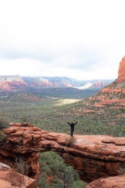 Sedona, Arizona, ABD 'de Şeytani Köprü patika yürüyüşü