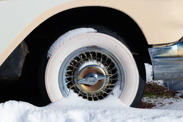 Close-up-Oldtimer weißes Autorad über Schneedecke im Winter — Stockfoto