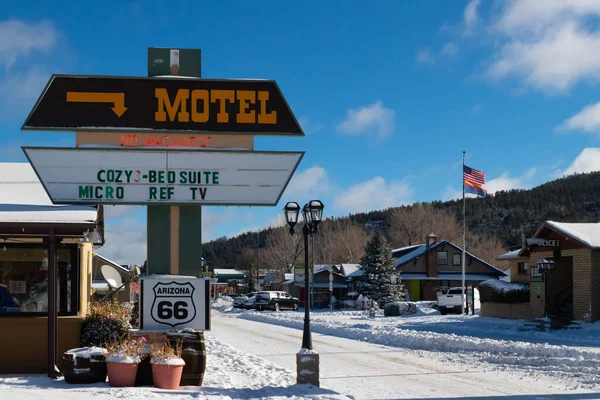 Signo vintage de motel en pueblo en la Ruta 66 en invierno rodeado de nieve — Foto de Stock