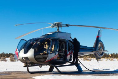 Helikopter havalanacak insanlarla doluyor.