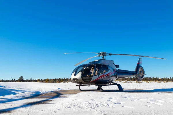 Vereinzelte Helikopter in Schneelandschaft mit klarem blauen Himmel — Stockfoto