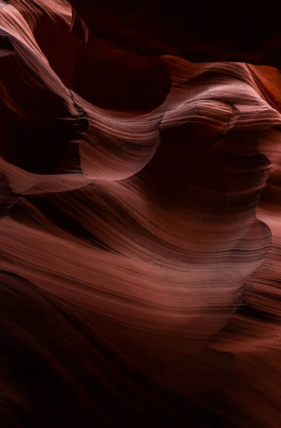 Formas curvas escuras bonitas no Arizona Canyon — Fotografia de Stock