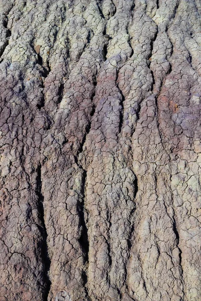 Farklı renklerde kuru toprak, kuraklıkla çatlamış.