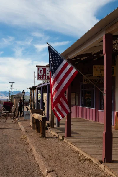 Bandera americana ondeando en las calles Old Town Tombstone — Foto de Stock