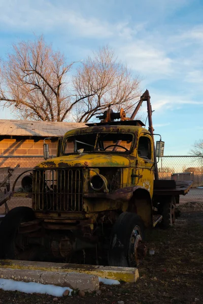 Camion grue jaune ancien et vintage dans une ville abandonnée — Photo